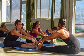 best yoga school in rishikesh